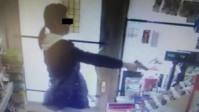 Policie zadržela ženu, která v Liberci loupila se zbraní v ruce.