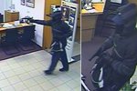 Lupič vtrhnul do banky a žádal hotovost s namířenou pistolí.