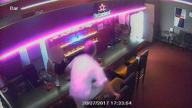 Lupič napadl obsluhu v baru