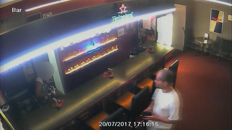 Lupič napadl obsluhu v baru.