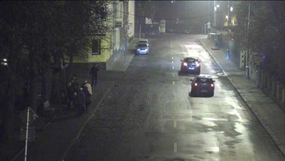 Policisté z kamerových záznamů zjistili, že lupič si seniory vyhlíží v centru města. Hromadnou dopravou je sleduje na periferii, kde je přepadává.