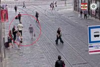 Dopadli drzého lupiče: Seniorkám strhával zlaté řetízky z krku