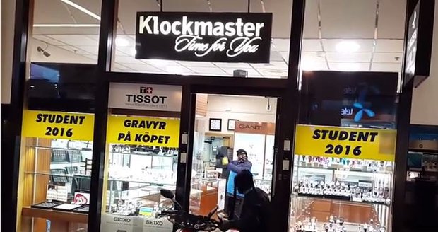 Švéd natočil na video loupež v obchodě, lupiče chytili.