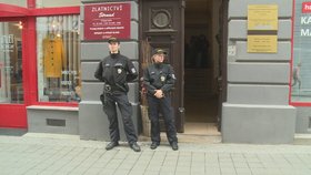 Přepadené zlatnictví Strnad v Běhounské ulici v Brně. Lupiči sem drze vtrhli před čtvrtečním polednem. Policie pátrá po dvojici v oranžových pracovních kombinézách.