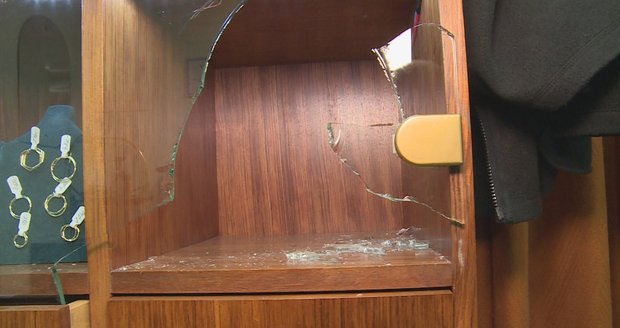 Spoušť. Lupiči mluvící údajně rusky rozbili jednu z vitrín.