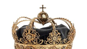KORUNA KRÁLOVNY KRISTINY - Zhotovená ze zlata a černého smaltu, bez drahých kamenů. Kristina Holštýnsko-Gottorpská byla druhou manželkou Karla IX. V letech 1604 až 1611 byla švédskou královnou. Karlovi porodila 6 dětí, jen 3 dosáhly dospělosti, mj. Gustav II.
