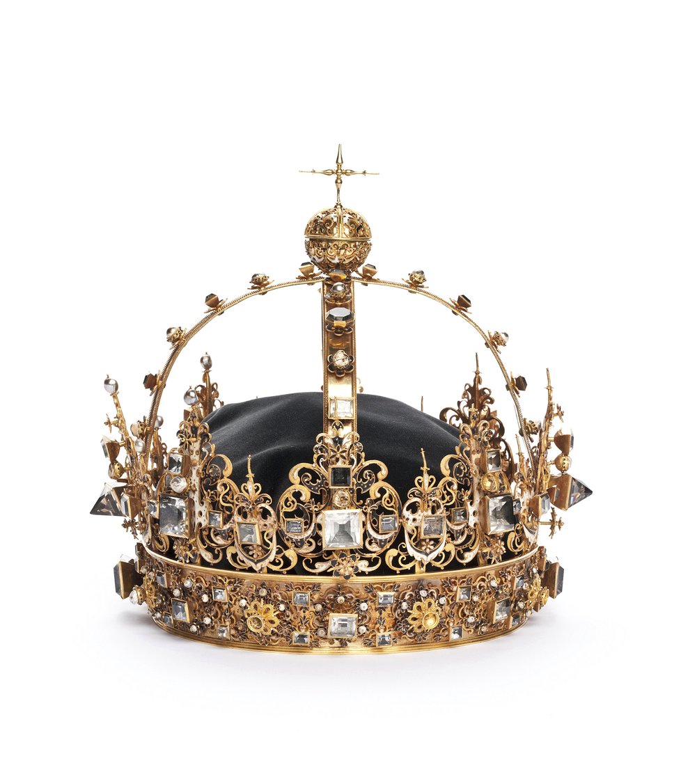 KORUNA KRÁLE KARLA IX. Vyrobená ze zlata, zdobená drahokamy, stříbrem a perlami. Karel IX. byl v letech 1599 až 1611 švédským králem. Jeho syn Gustav II. Adolf při upevňování moci zasáhl do třicetileté války. V té jako jeden z posledních evropských panovníků padl v bitvě u Lützenu (1632)