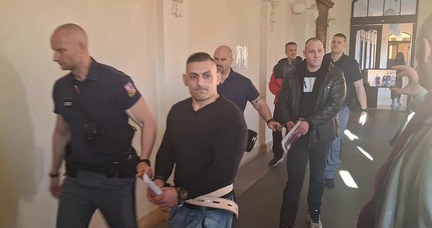 Trest 50 měsíců, pět a šest a půl roku v base, tak potrestal Krajský soud v Brně trojici lupičů. Trest 50 měsíců, pět a šest a půl roku v base, tak potrestal Krajský soud v Brně trojici lupičů.