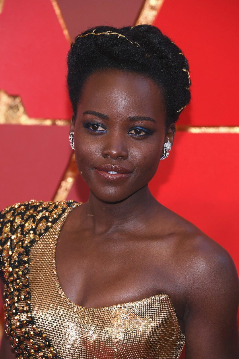 V metalických modrých stínech vyrazila herečka Lupita Nyong´o na letošní předávání Oscarů.