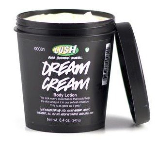 Krém na tělo Dream Cream, Lush, 545 Kč (250 ml). Koupíte na https://cz.lush.com.