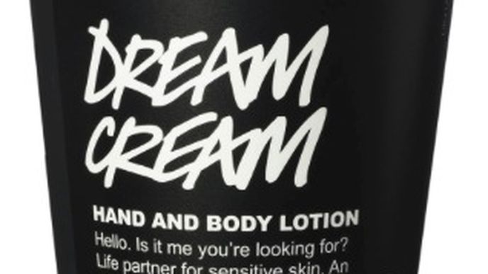 Tělový krém LUSH Dream Cream, 545 Kč (250 ml), koupíte na www.lush.cz nebo v kamenných prodejnách