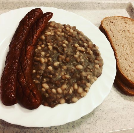 Luštěniny, klobása a chleba. Michal Šmarda platí za obědy ve školních jídelnách kolem 70 korun
