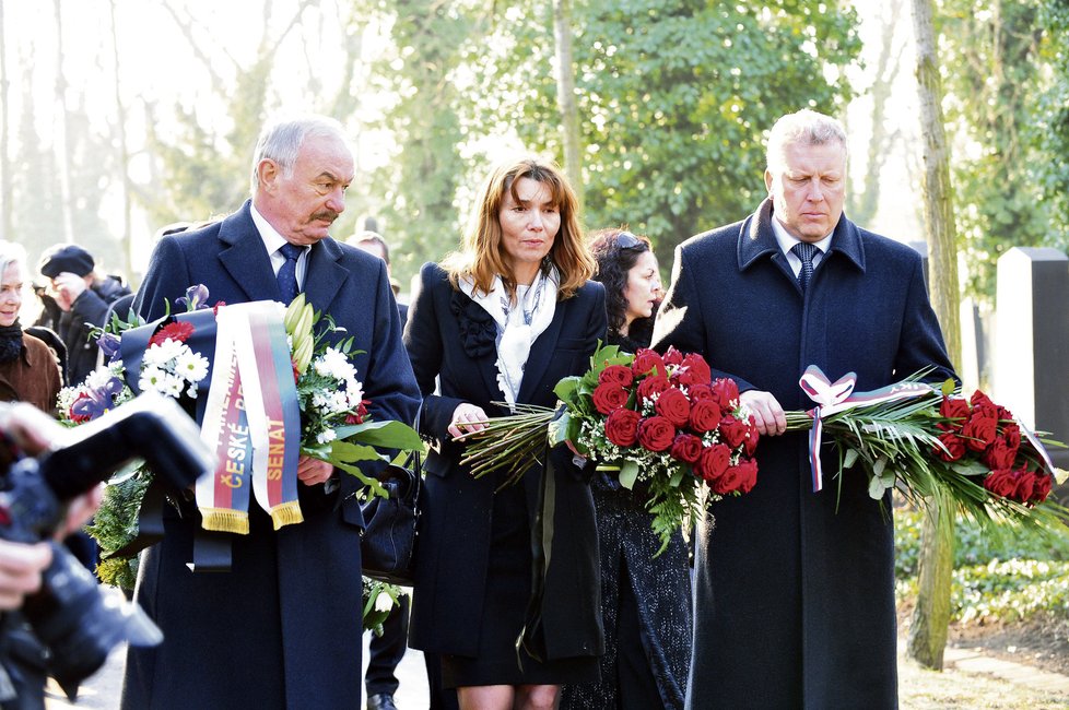 Senátor Sobotka (vlevo) a ministr Besser nesli květiny, které chtěli položit na hrob. Netušili, co je čeká.