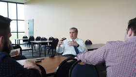 Douglas Lute, velvyslanec USA v NATO, debatuje s novináři v Deveselu o protiraketové obraně.
