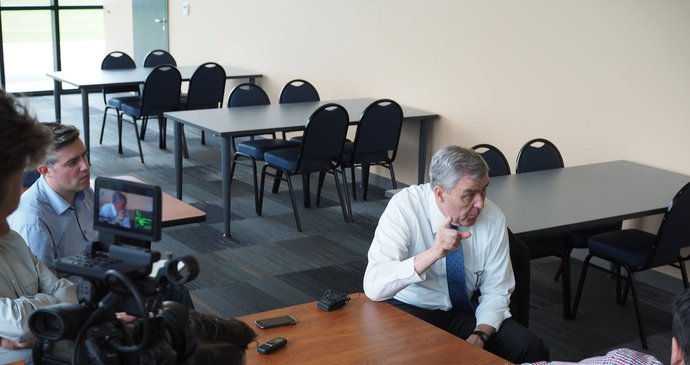 Douglas Lute, velvyslanec USA v NATO, debatuje s novináři v Deveselu o protiraketové obraně.