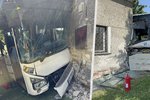Autobus v Lutíně na Olomoucku narazil do rodinného domu.
