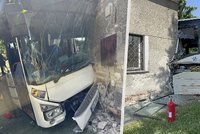 Autobus v Lutíně na Olomoucku narazil do rodinného domu: Pět cestujících se zranilo
