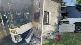 Autobus v Lutíně na Olomoucku narazil do rodinného domu.