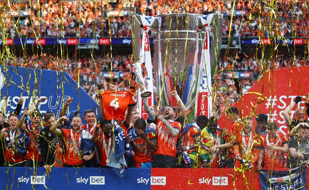 Fotbalisté Lutonu se po 31 letech vrací do Premier League, ve Wembley porazili na penalty Coventry