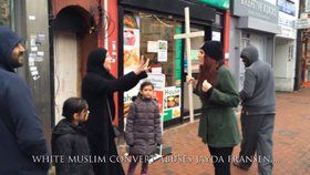 Britové vyšli do ulic s křížem, muslimové je málem zlynčovali.