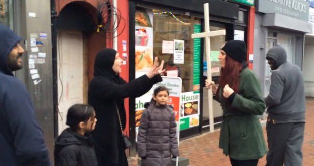 Britové provokovali křížem v ulicích: Muslimové je málem ztloukli