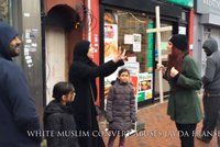Britové provokovali křížem v ulicích: Muslimové je málem ztloukli