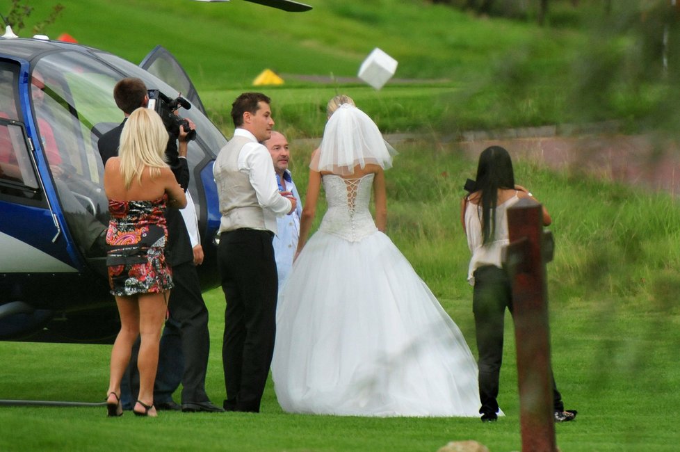 Lutovská s novomanželem na golfovém hřišti