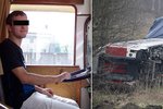 Zbytky lokomotivy a první vagon, který při nehodě vykolejil, čekají na odklizení. Při lednovém vlakovém neštěstí zahynul strojvedoucí Dalibor (†30).