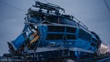 V Dolní Lutyni se srazil vlak s kamionem: Strojvedoucí nepřežil! 20 zraněných cestujících