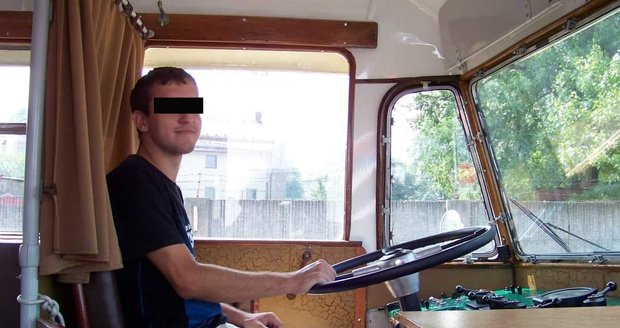 V Dolní Lutyni se srazil vlak s kamionem: Strojvedoucí Dalibor (†30) nepřežil!