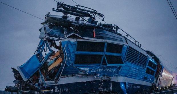 V Dolní Lutyni se srazil vlak s kamionem: Strojvedoucí nepřežil! 20 zraněných cestujících