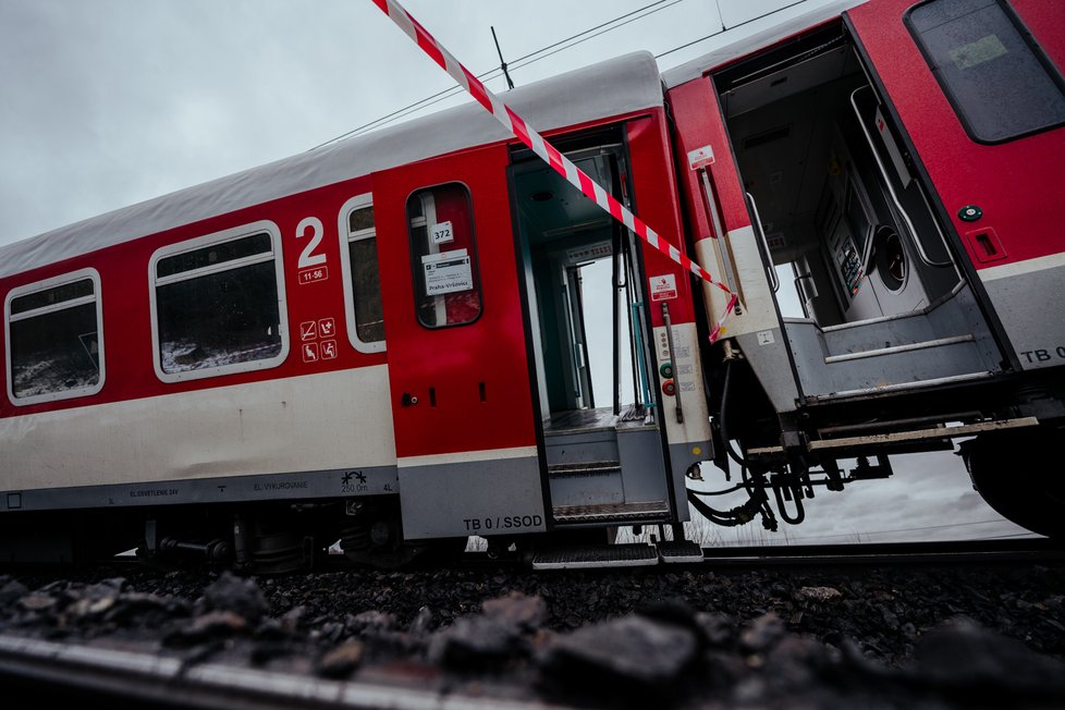 V Dolní Lutyni se srazil vlak s kamionem: Strojvedoucí nepřežil! 19 zraněných cestujících