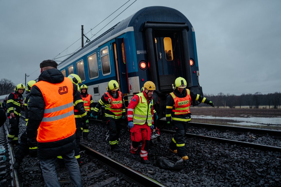V Dolní Lutyni se srazil vlak s kamionem: Strojvedoucí nepřežil! 19 zraněných cestujících
