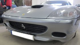 FERRARI 575 F133 EBE typu kupé je nejdražším vozem celého vozového parku. Minimální kupní cena je 1 599 000 korun