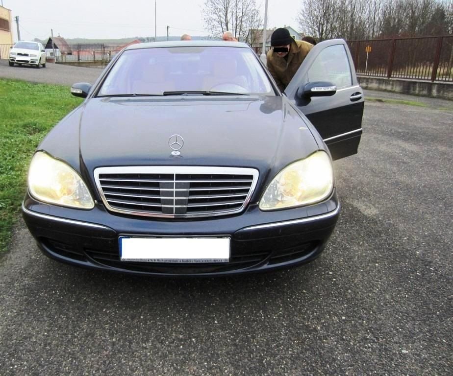 BENZ S600 220 typu sedan patří se svou minimální stanovenou cenou 246 950 krun k nejlevnějším