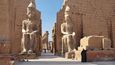 Jedním z nejteplejších a nejsušších měst na světě je egyptský Luxor. V létě je tu průměrná teplota 40 °C, a pokud se rozhodnete navštívit toto „největší muzeum pod širým nebem“, deště se určitě bát nemusíte. Za celý rok tu nenaprší ani jeden milimetr srážek.