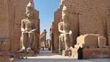 Jedním z nejteplejších a nejsušších měst na světě je egyptský Luxor. V létě je tu průměrná teplota 40 °C, a pokud se rozhodnete navštívit toto „největší muzeum pod širým nebem“, deště se určitě bát nemusíte. Za celý rok tu nenaprší ani jeden milimetr srážek.