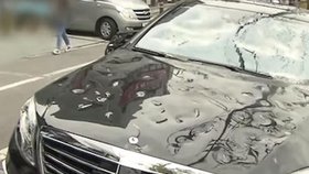 Muž rozmlátil poruchové auto.