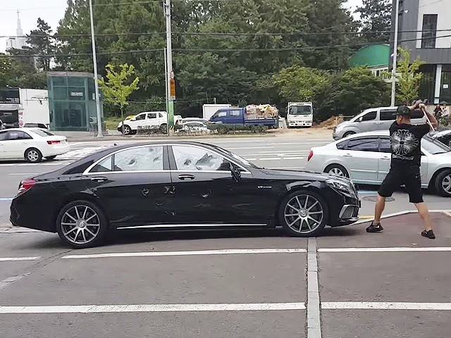 Muž rozmlátil poruchové auto.