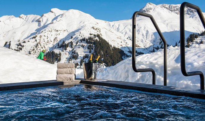 ÜberHaus Chalet patří ke klenotům rakouské lyžařské oblasti Lech Zürs am Arlberg. Její kapacita je 10 dospělých a až šestí dětí a hosté mají k dispozici venkovní vířivku, tělocvičnu, vinný sklípek, soukromé kino, billiard, šoféra, šéfkuchaře a řadu dalších vymožeností. Ceny za týdenní pronájem se pohybují od jednoho až do 3,5 milionu korun.