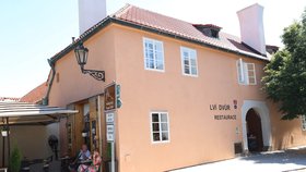 Restauraci Lví dvůr u Pražského hradu získali do nájmu lidé blízcí Miloši Zemanovi za směšné nájemné.
