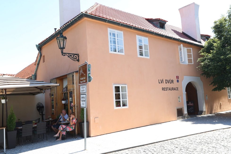 Restauraci Lví dvůr u Pražského hradu získali do nájmu lidé blízcí Miloši Zemanovi za směšné nájemné.