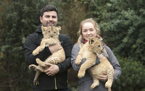 Oliver s partnerkou Annie a jejich výstředními mazlíčky.