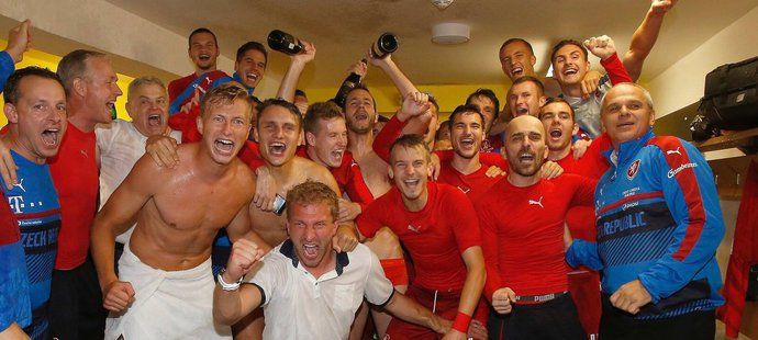 Fotbalisté české reprezentace do 21 let slaví postup na EURO