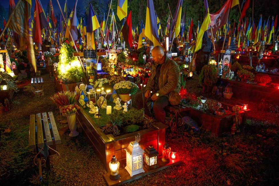 Slavnost Všech svatých ve Lvově: příbuzní uctili památku padlých vojáků (31. 10. 2025) Slavnost Všech svatých ve Lvově: příbuzní uctili památku padlých vojáků (31. 10. 2025)