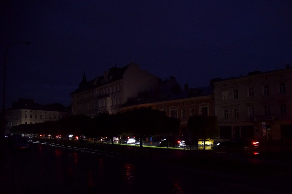 Blackout v ukrajinském Lvově po ruských raketových útocích na ukrajinská města (11. 10. 2022)