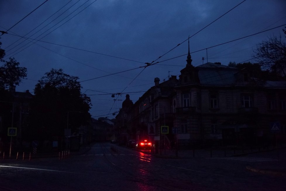 Blackout v ukrajinském Lvově po ruských raketových útocích na ukrajinská města (11. 10. 2022)