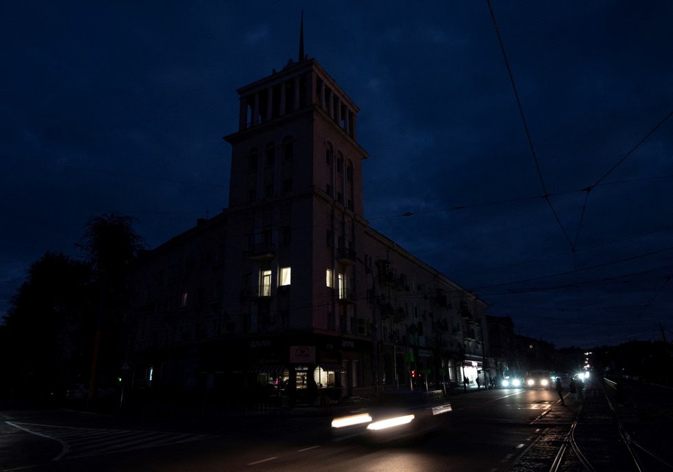 Blackout v ukrajinském Lvově po ruských raketových útocích na ukrajinská města (11. 10. 2022)