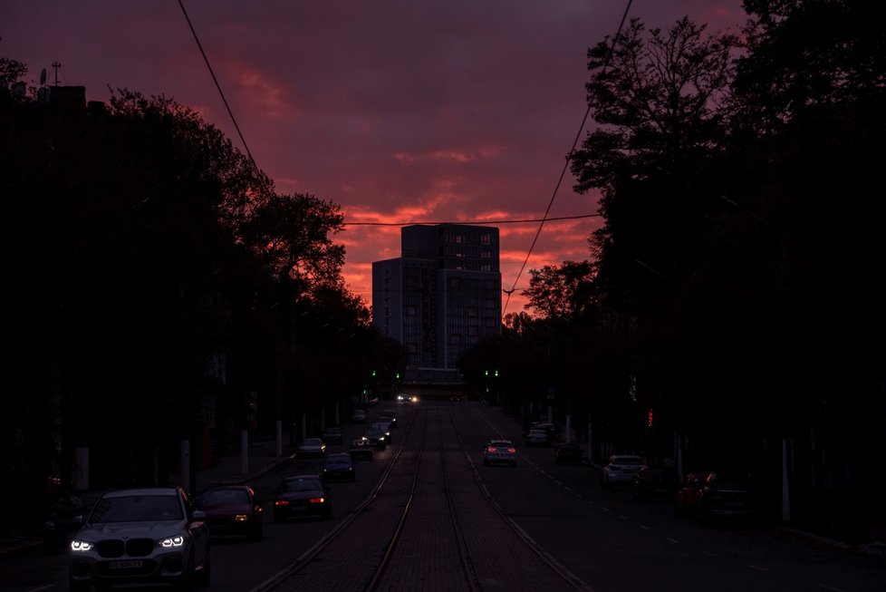 Blackout v ukrajinském Lvově po ruských raketových útocích na ukrajinská města (11. 10. 2022)