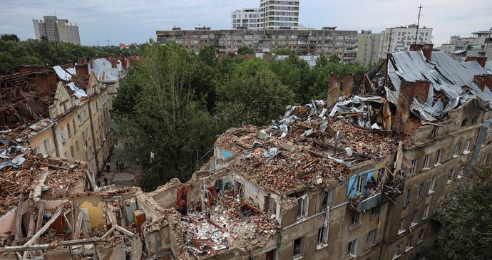 ONLINE: Požár v Záporoží po úderu Rusů, 10 mrtvých ve Lvově. A postup Ukrajinců u Bachmutu
